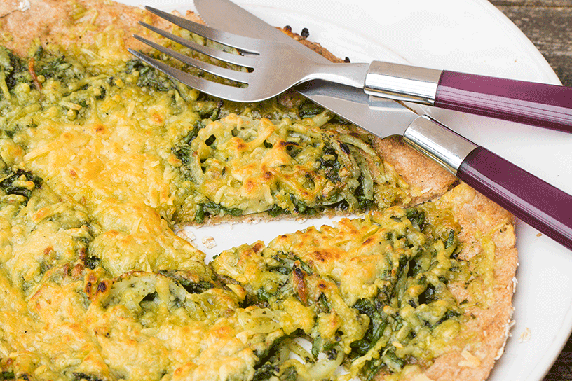 pizza van havermout met kaas en pesto van zeekraal op bord